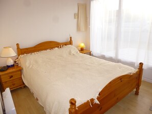 2 bedrooms - Comfortable Villa Steps from Beach, Forest & Shops – Sleeps 5 (La Barre-de-Monts)