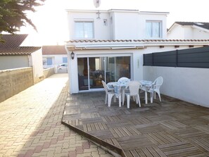 Outdoor dining - Comfortable Villa Steps from Beach, Forest & Shops – Sleeps 5 (La Barre-de-Monts)