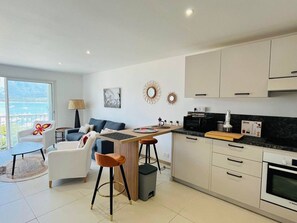 Micro-ondes, four, plaque de cuisson, lave-vaisselle