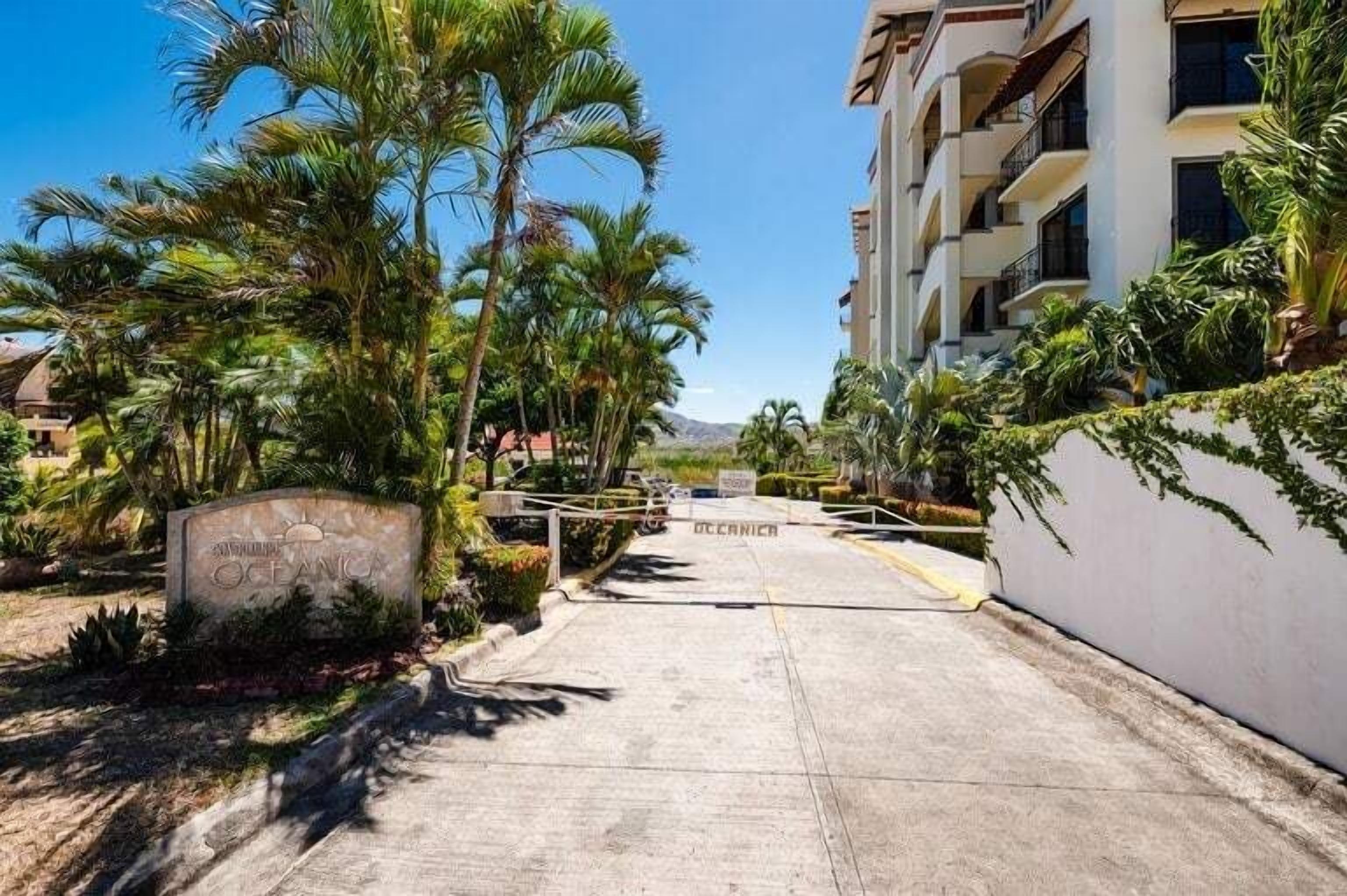 Un sendero que lleva a un edificio con un letrero que dice "Oceanic".