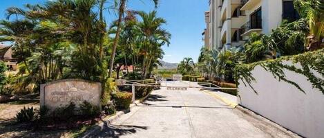Un sendero que lleva a un edificio con un letrero que dice "Oceanic".