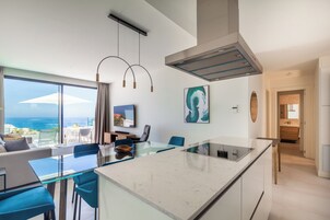 Horno, cafetera/tetera, tostadora, utensilios de cocina