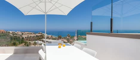 Appartamento Luxury, letti multipli, piscina privata, vista mare | Terrazza/patio