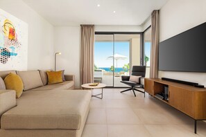 Luksusleilighet, flere senger, privat basseng, sjøutsikt | Oppholdsområde | En 48-tommers LCD-TV med digitale kanaler samt TV-spill