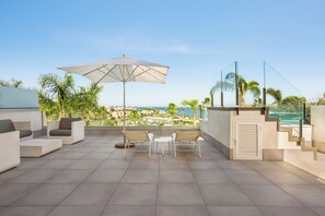 Appartement Luxe, plusieurs lits, piscine privée, vue mer | Terrasse/Patio