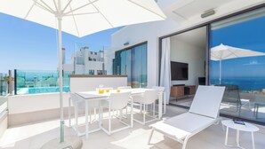 Luxury Two-Bedroom Residence with Private Pool | شرفة/رواق