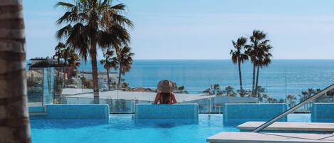2 outdoor pools