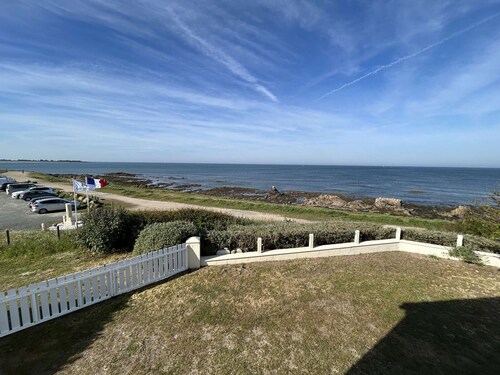 5-room house with enclosed garden and sea view in l'Herbaudière