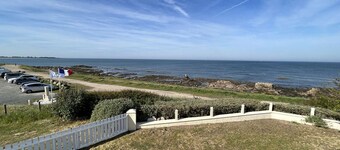 5-room house with enclosed garden and sea view in l'Herbaudière