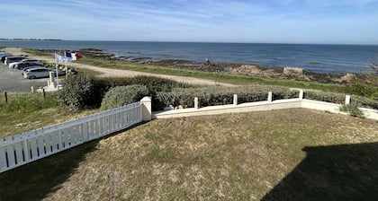 5-room house with enclosed garden and sea view in l'Herbaudière