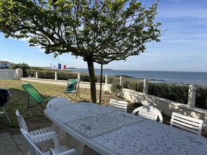 Outdoor dining - 5-room house with enclosed garden and sea view in l'Herbaudière (Noirmoutier-en-l'Île)