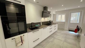 Réfrigérateur, micro-ondes, four, lave-vaisselle