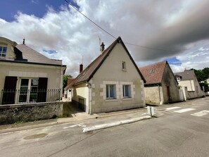Exterior - Modern Cottage Close to Downtown Amboise with Parking, WiFi, and Outdoor Terrace (Amboise)
