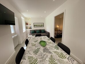 Dining - Modern Cottage Close to Downtown Amboise with Parking, WiFi, and Outdoor Terrace (Amboise)