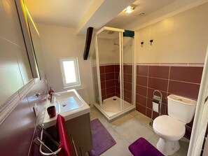 Hair dryer, towels - Modern Cottage Close to Downtown Amboise with Parking, WiFi, and Outdoor Terrace (Amboise)