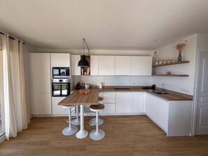 Kühlschrank, Mikrowelle, Herdplatte, Geschirrspüler