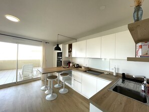 Coffee/tea maker, fridge, microwave, oven
