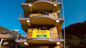 Un edificio a più piani con un cartello che indica 'Jungle Kasol'.