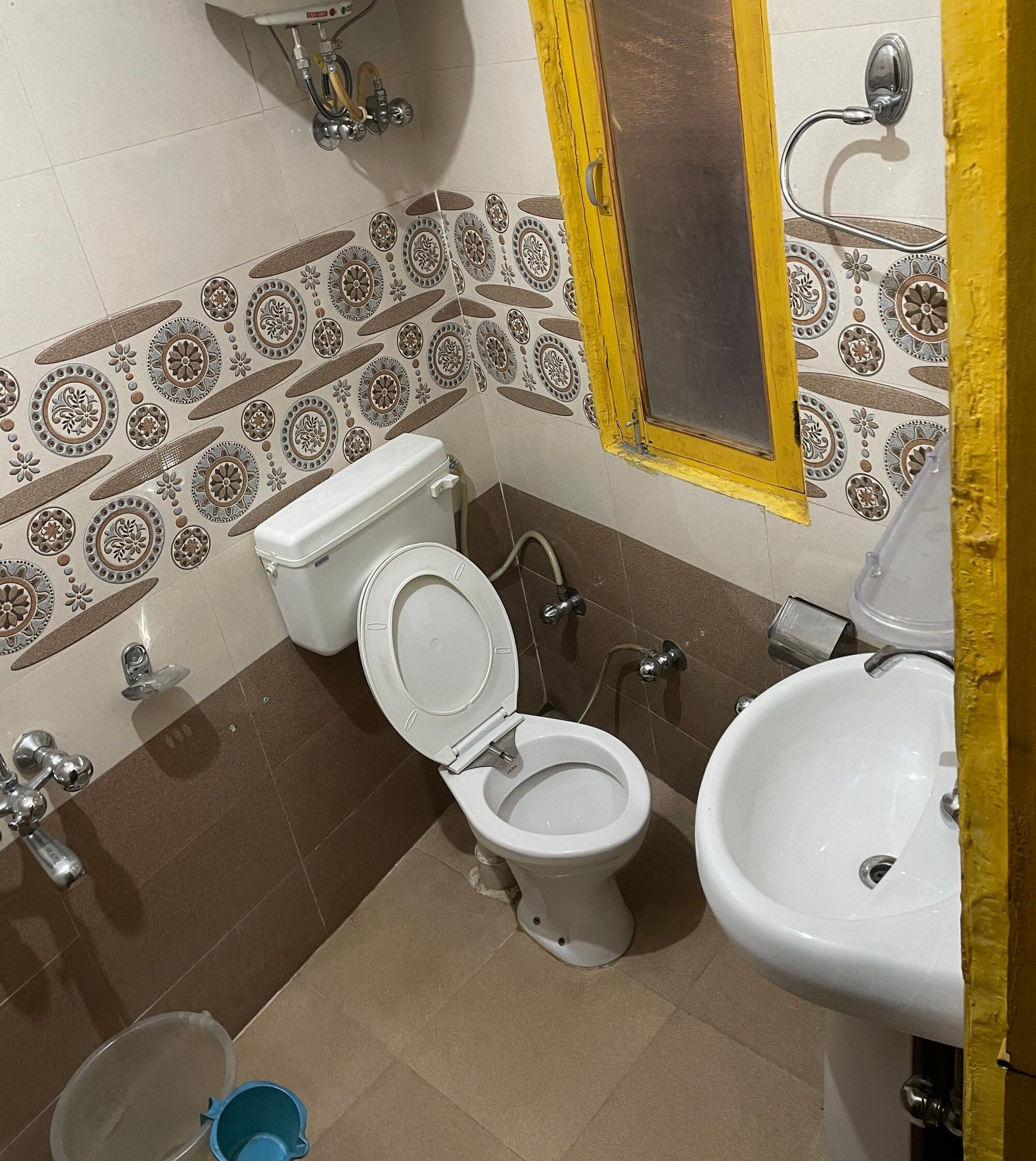 Ein Badezimmer mit Toilette, Bidet und Waschbecken.