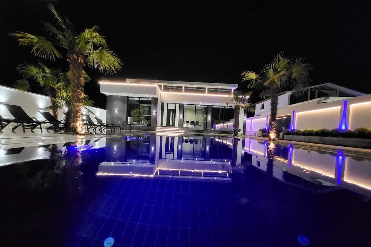 Vila superior, vista para a piscina | 8 quartos, roupas de cama premium, individualmente decorados