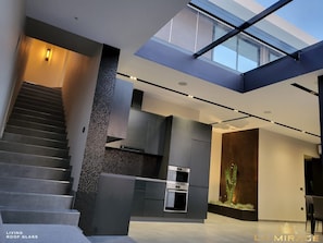 Full-size fridge, microwave, oven, stovetop - La Mirage Group Villas (Sukth)