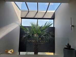 Premium bedding, individually decorated, individually furnished, desk - La Mirage Group Villas (Sukth)