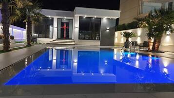 15 outdoor pools, pool loungers