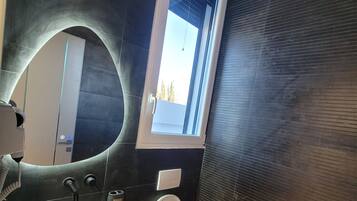 Combined shower/bathtub, hair dryer, towels, shampoo