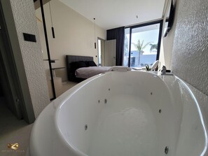 Combined shower/bathtub, hair dryer, towels, shampoo - La Mirage Group Villas (Sukth)