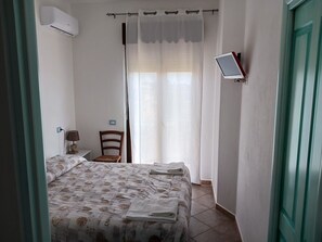5 bedrooms, iron/ironing board, WiFi, bed sheets - Rent rooms and apartment (Girasole)