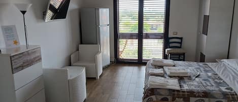 5 bedrooms, iron/ironing board, WiFi, bed sheets