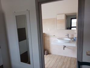 Shower, hair dryer, bidet, towels - Rent rooms and apartment (Girasole)