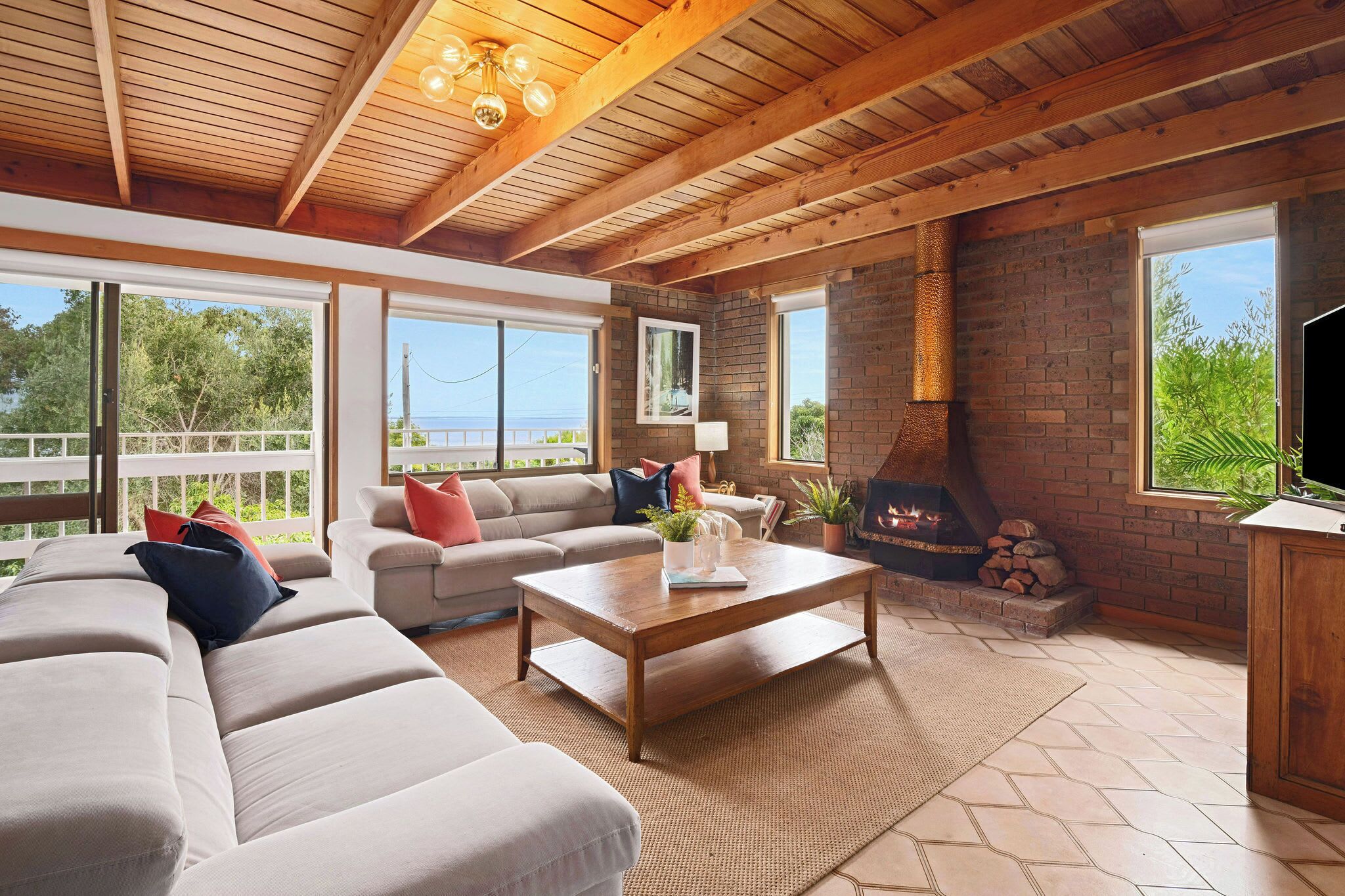 Televisión, chimenea, futbolito