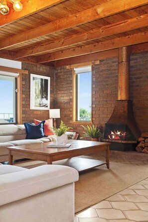 電視、壁爐、足球機