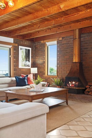 TV, caminetto, tavolo da calcetto