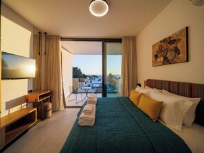 Hypo-allergenic bedding, in-room safe, blackout curtains