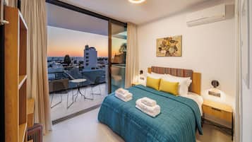 Hypo-allergenic bedding, in-room safe, blackout curtains