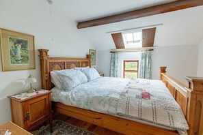 2 dormitoris, escriptori i planxa i posts de planxar 