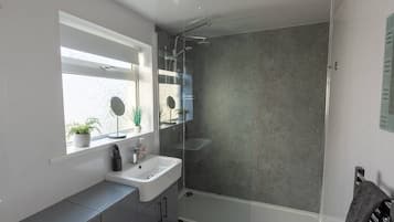 Shower, hair dryer, towels
