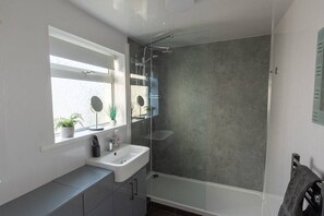 Douche, sèche-cheveux, serviettes fournies
