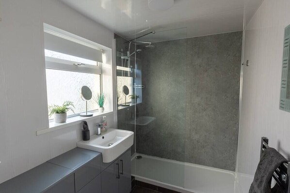 Shower, hair dryer, towels - Drigg Cottage: Cosy Retreat with Log Burner & Garden (Drigg)