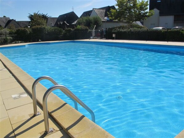 A rectangular swimming pool with a metal ladder on the left side. - REFLETS - Apartment for rent with pool, Carnac - T110 (Carnac)