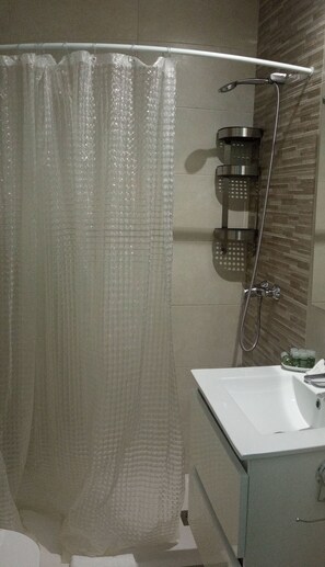 Douche, sèche-cheveux, serviettes fournies, savon