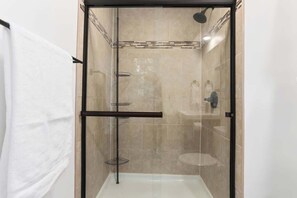 Douche, séchoir à cheveux, shampooing