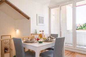 Dining - Cozy Modern Flat by HostWise (Porto)