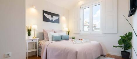 1 dormitorio, tabla de planchar con plancha, wifi y ropa de cama