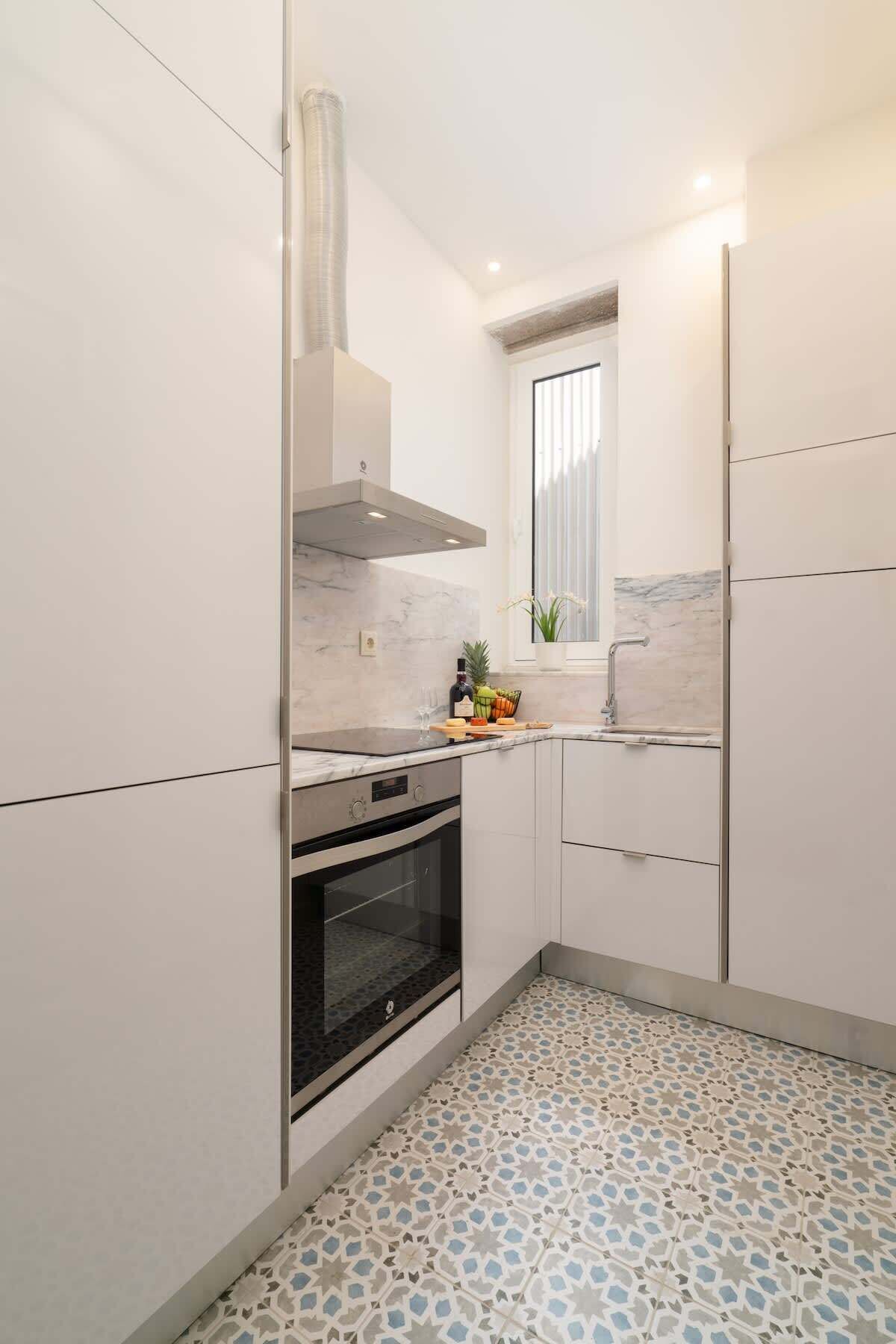 Køleskab, mikrobølgeovn, kogeplade, kaffe-/temaskine