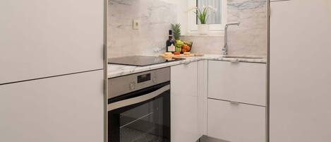 Een koelkast, een microgolfoven, een kookplaat