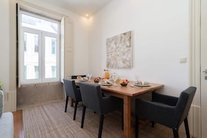 Dining - Modern Comfy Flat by HostWise (Porto)