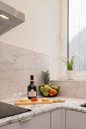 Kühlschrank, Mikrowelle, Herdplatte, Wasserkocher mit Kaffee-/Teezubehör